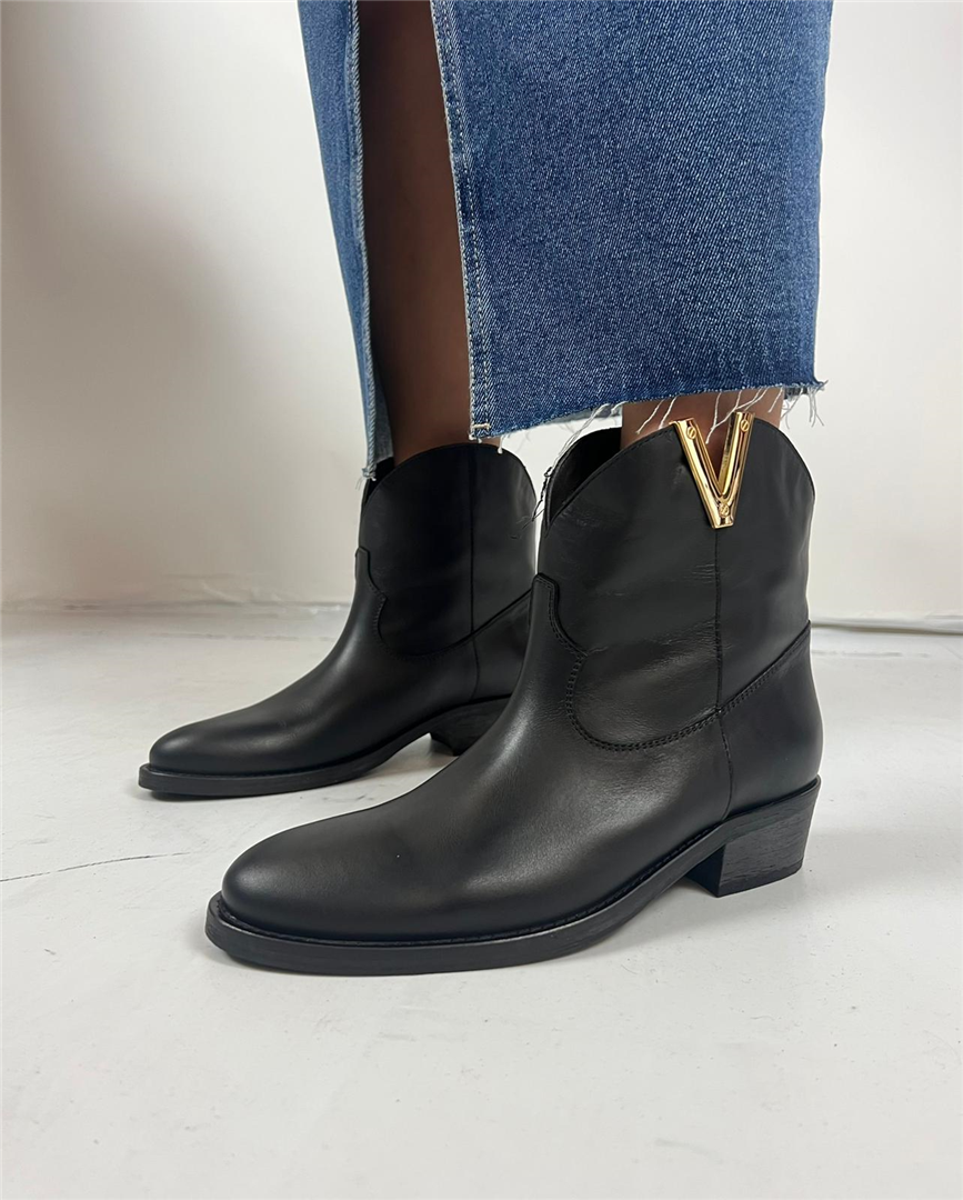 Tronchetto “malibu’” Con Rialzo Interno E Borchie Dorate - Via Roma 15 cod. 3946 main:sha1=3cc5bf1e6351da6ee1a094348e4aa12bdcd5915f