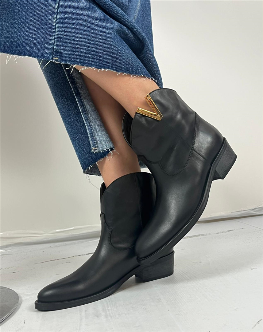 Tronchetto “malibu’” Con Rialzo Interno E Borchie Dorate - Via Roma 15 cod. 3946 main:sha1=019b42570e5e852b74974e24b6fd6ef33318f994