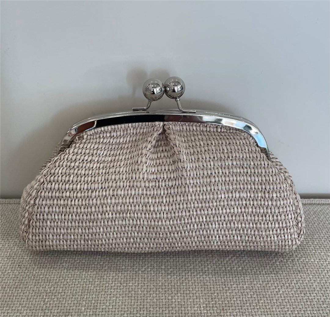 Borsa Pasticcino In Rafia Piccola Con Tracolla Lung. 24cm H 13cm - Divisione Chickster's cod. M3545 main:sha1=7b782fda50e73e37e6a2681e91ae2e03076da6cf