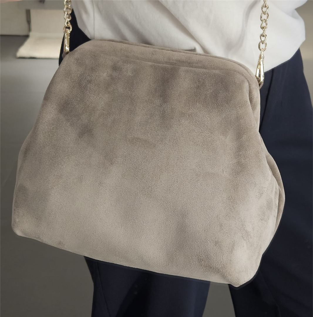 Borsa In Camoscio Con Tracolla Dorata Lung. Cm 26 H. Cm 22 - Divisione Chickster's cod. M3559 main:sha1=47c23bc0b2557f5e280f4f5cf045266ad021019f
