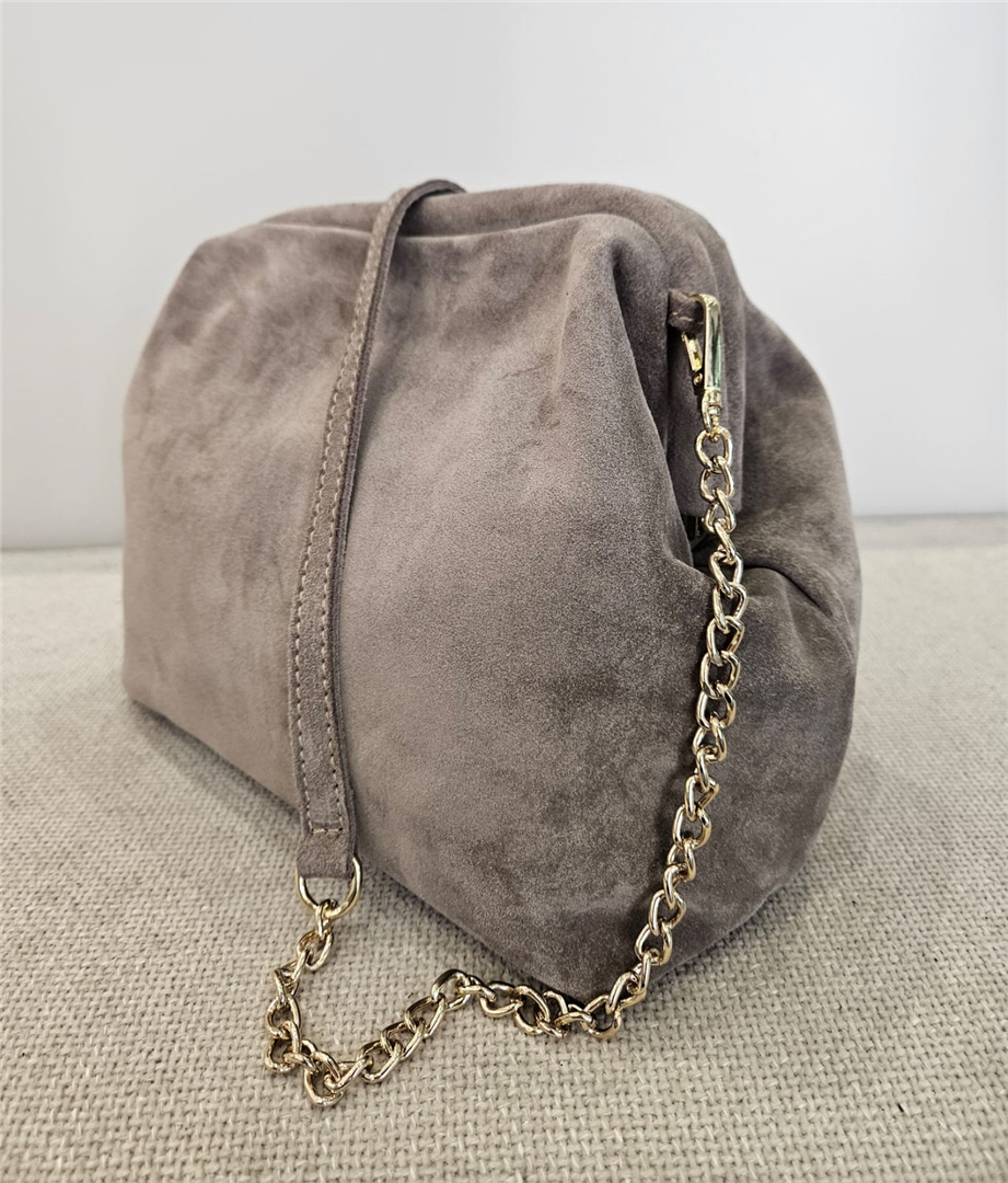 Borsa In Camoscio Con Tracolla Dorata Lung. Cm 26 H. Cm 22 - Divisione Chickster's cod. M3559 main:sha1=dcda79410e28ebc08681972f694fdf5569f8ecc6