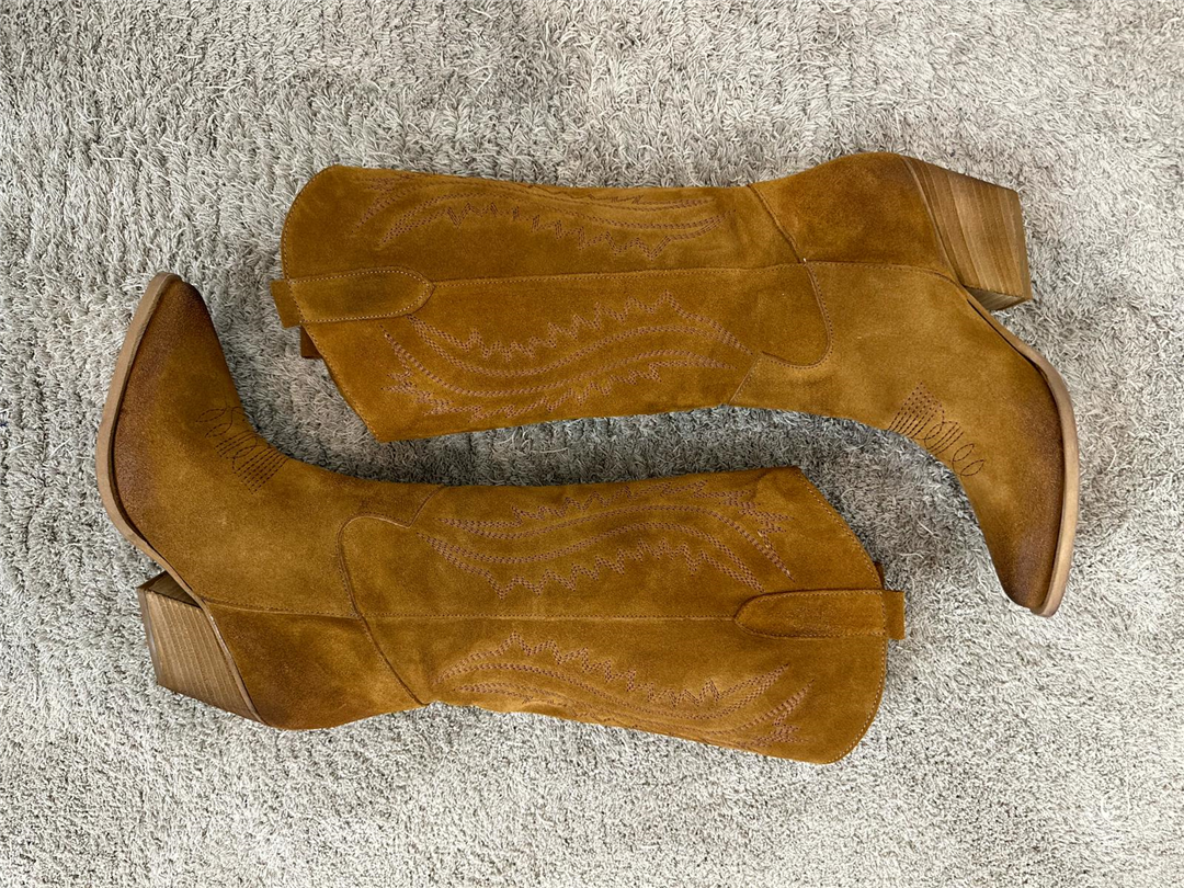 Texano In Pelle Scamosciato Ricamato - Via Mondana cod. IGNACIA EST main:sha1=2e6536590b998d3753188844e1c89f0e3d3e0892