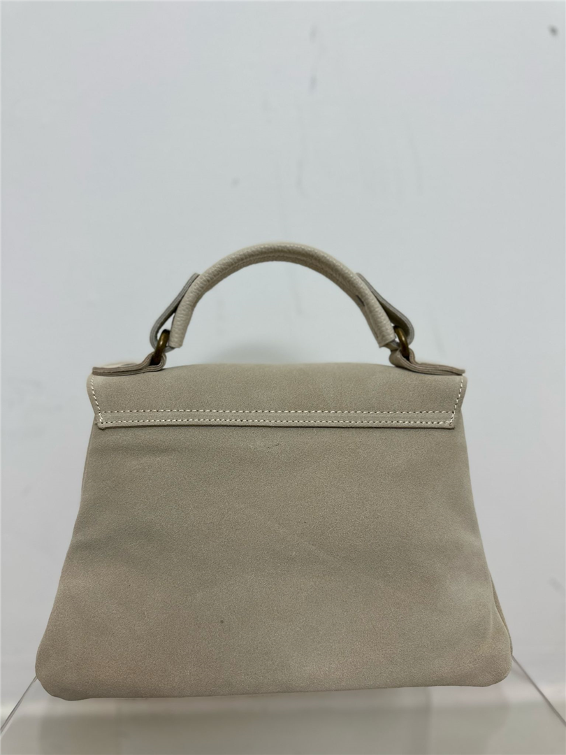 Borsa Scamosciata Con Frange E Tracolla Lung. Cm 27 Alt. 16 - Divisione Chickster's cod. M3526 main:sha1=447dcb7611c497f43fdbdeaf2e25162b3fed3367