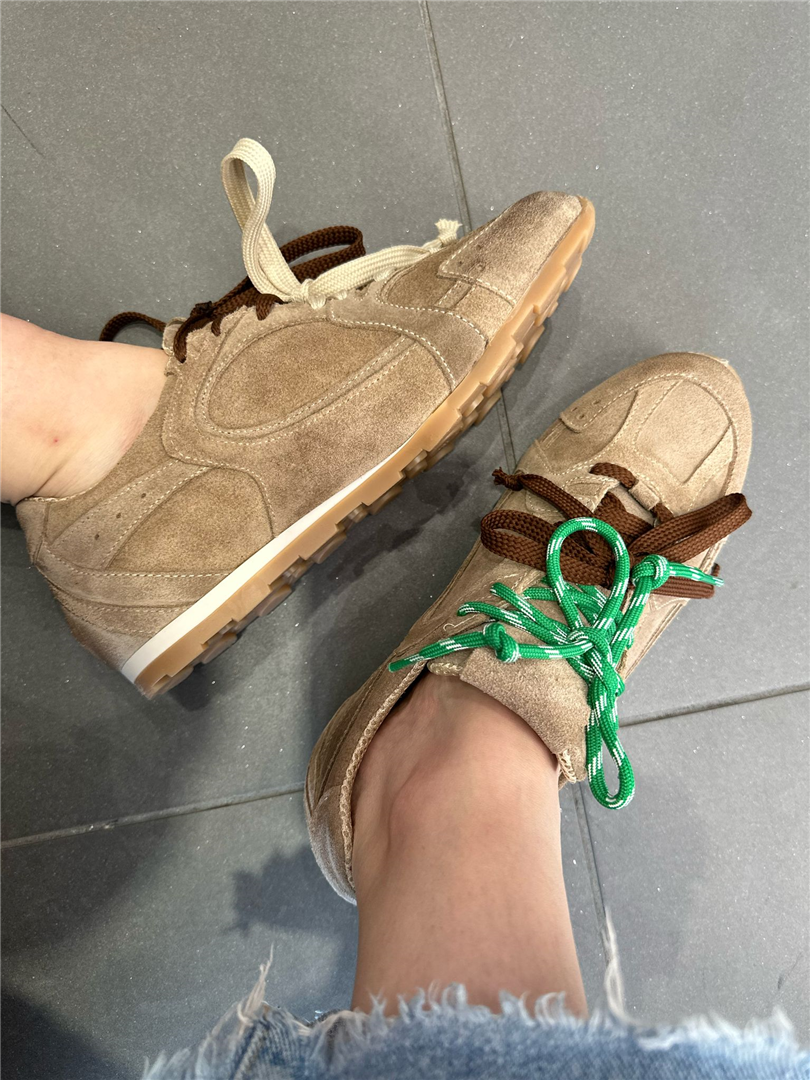 Sneakers In Camoscio Con Lacci Bicolore - Via Mondana cod. CLARA main:sha1=fba48fca96fa25d39787e6be8155d091be22fe0b