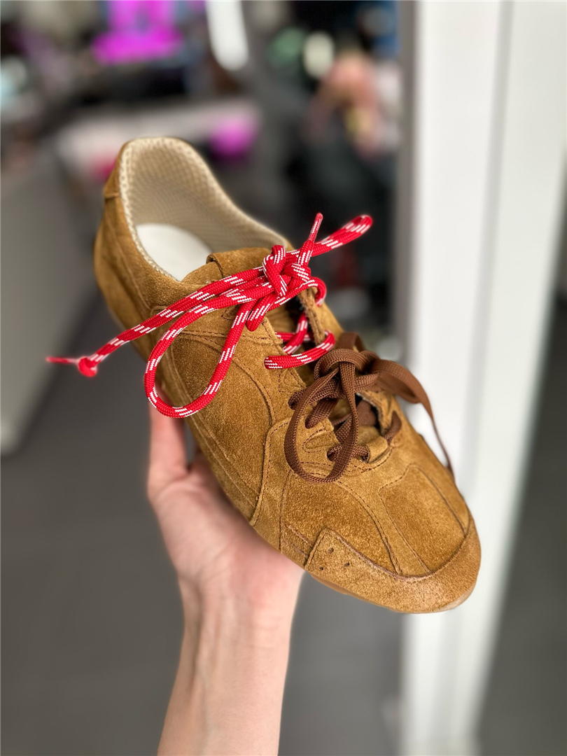 Sneakers In Camoscio Con Lacci Bicolore - Via Mondana cod. CLARA main:sha1=ab4bebd5bc4783ce0791102b954c17214c8a6b5e