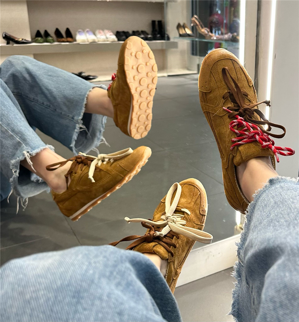 Sneakers In Camoscio Con Lacci Bicolore - Via Mondana cod. CLARA main:sha1=933eed0fc9b00e55116068a6f3dcb3ebc3e1bcbf