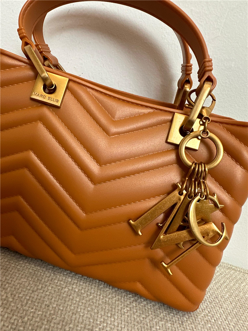 Handbag Con Charms L. Cm 25 H. Cm 15 - Marc Ellis cod. FLAT KRISSYMWAVE main:sha1=4272584ed797b152fc7dbf1f6ad42003853f854a