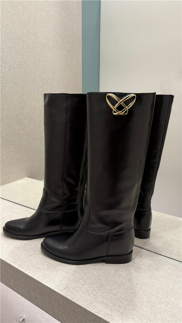 Ovye Stivale In Pelle Con Gambale Alto Applicazoone Logo Dorato - Ovye' cod. 25/RGTERRY41VIT main:sha1=68b89e8c0711224538231d8903a082e54c09689b