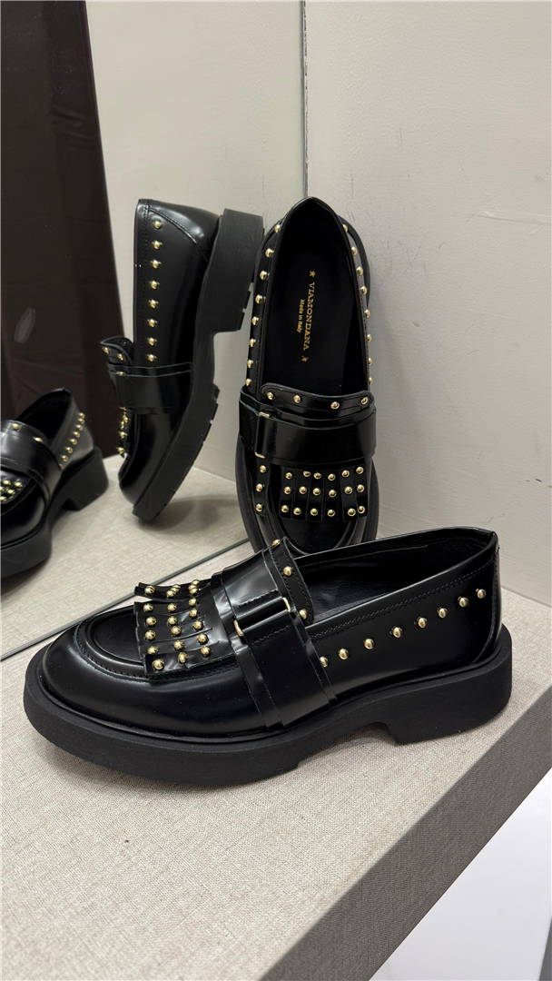 Mocassino In Pelle Abrasivato Con Frange E Borchie - Via Mondana cod. VMD15ABR main:sha1=57ed37426ce0f286db508cafca20544bc6bae614