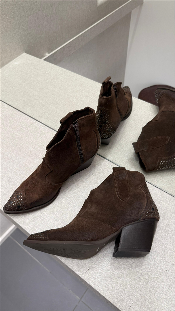 Texano Basso Con Borchie - Via Mondana cod. ALEJANDRACAM main:sha1=4061cc88e72039ecfb3deea9bf302e0153403cf6