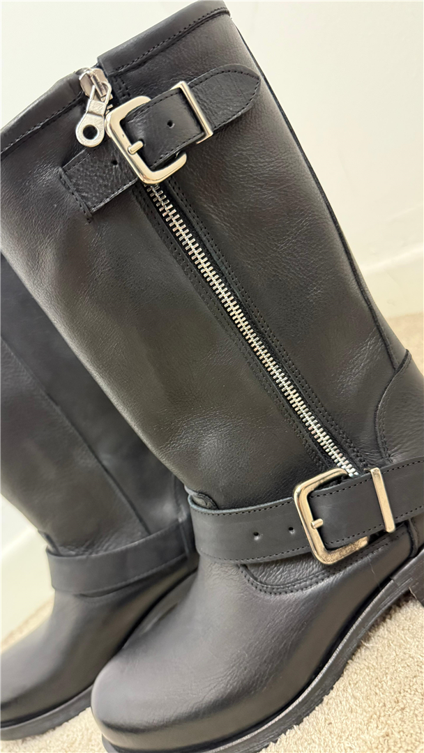 Ovye Biker In Pelle Con Fibbie E Zip Nel Gambale Tacco Cm 4 - Ovye' cod. 25/RGGAIA03TEX main:sha1=ff8320970e673b8011ade07a66515fdc3069e765