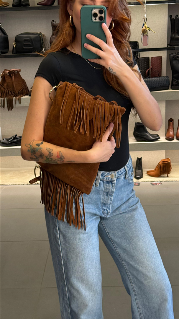 Borsa In Camoscio Con Frange Con Tracolla Lung. Cm 35 Alt Cm 27 - Divisione Chickster's cod. M3583 main:sha1=b20edfd3d0fda28b042563505e4278dc56c98cab