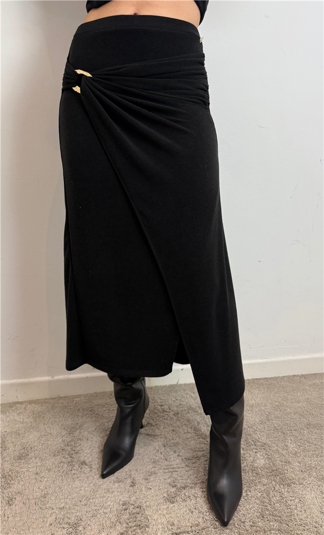 Gonna Midi In Maglia, Elastico In Vita,drappeggio Sul Davanti E Accessorio - Philia Loft cod. D01E0942 main:sha1=ec7279ebe1f11d88f88eaac56dbdc47226e3a9b8