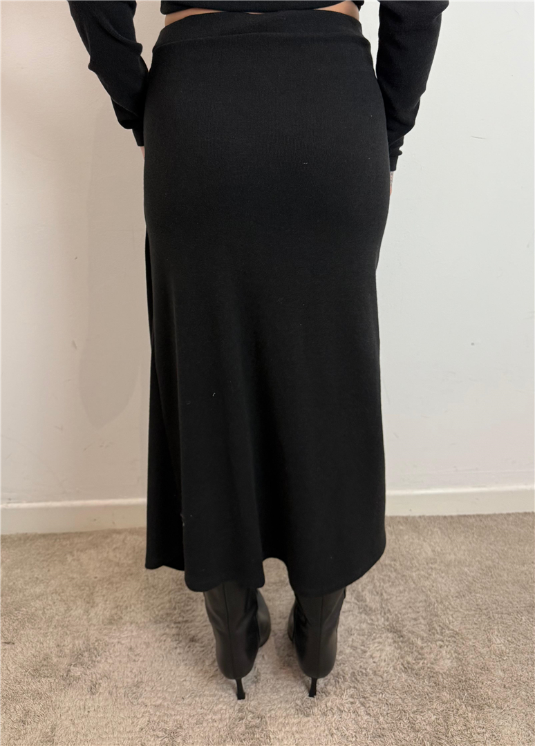 Gonna Midi In Maglia, Elastico In Vita,drappeggio Sul Davanti E Accessorio - Philia Loft cod. D01E0942 main:sha1=d08f1ea3180416dde84c4b1e4c862ca7adcad3b9