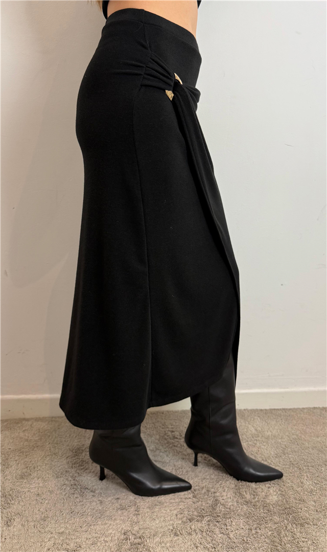 Gonna Midi In Maglia, Elastico In Vita,drappeggio Sul Davanti E Accessorio - Philia Loft cod. D01E0942 main:sha1=b1c6088d5dc57e58a454a8c1574cc6b53a621ab5