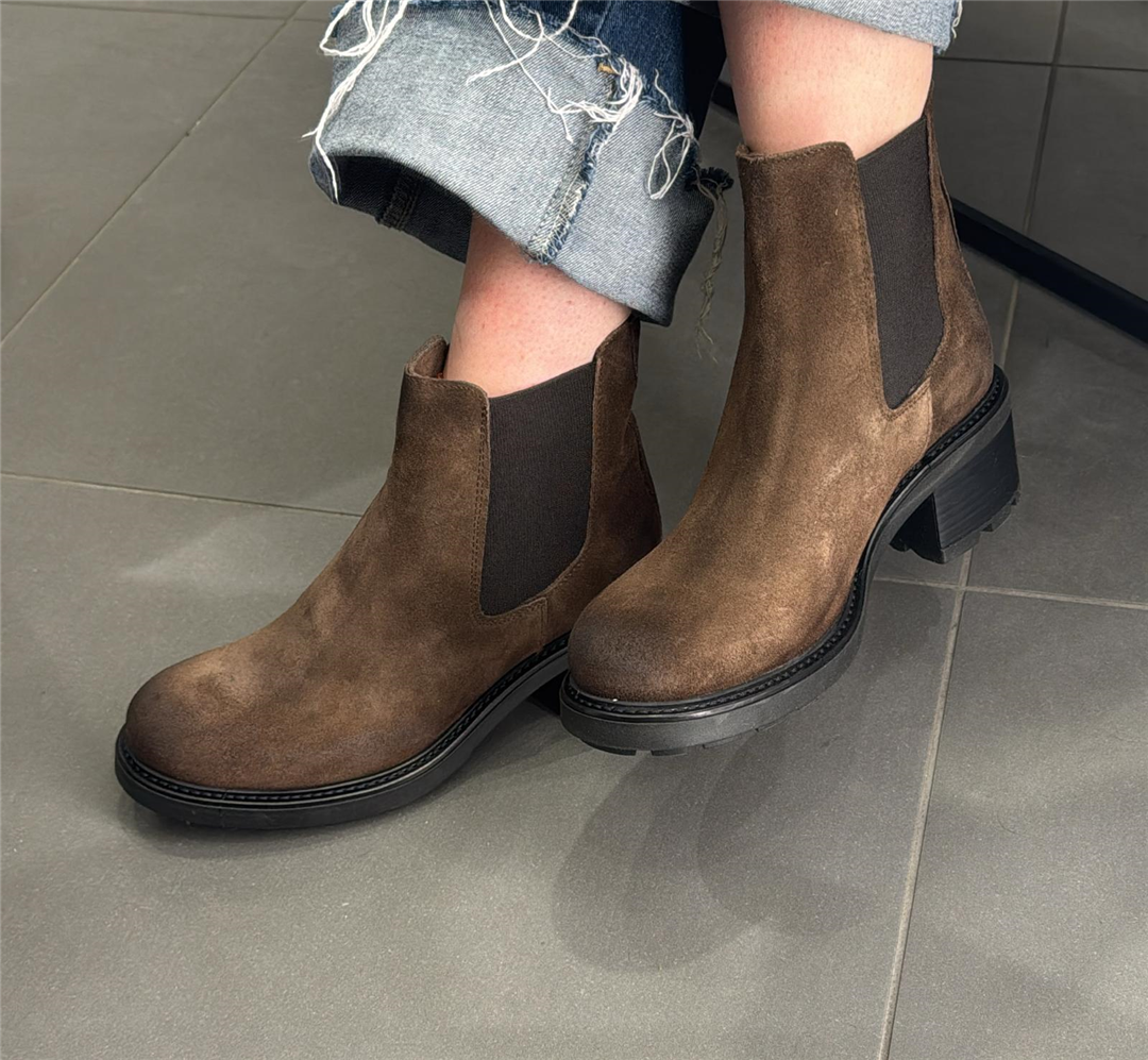 Stivaletto Chelsea In Camoscio Con Inserti Elastici Laterali Platform Cm 5 - Via Mondana cod. CHICCACAM main:sha1=12768bbec18ac7eb5f9aa6c46c826859f0c9df88