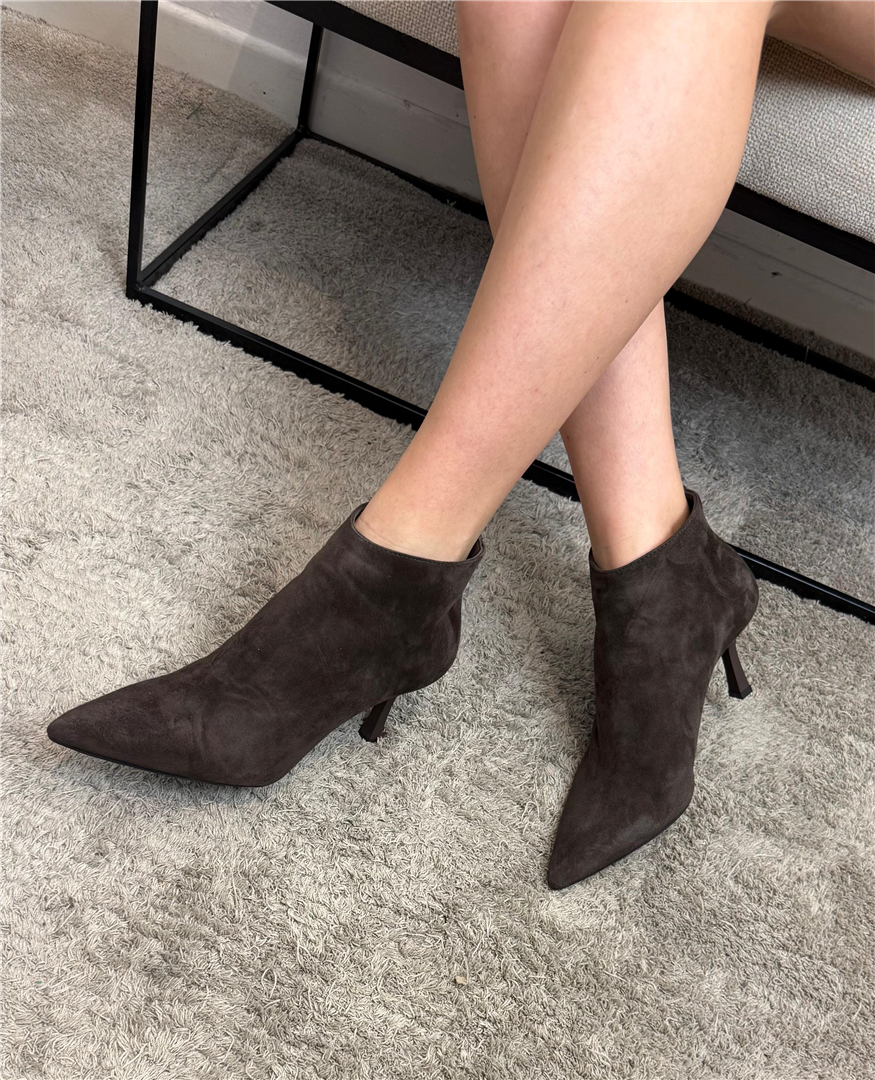 Tronchetto In Camoscio Ovyè Tacco Cm 8 - Ovye' cod. 25/AT7100CAM main:sha1=c3345be770262f2247f068e924f88ab833f88b92