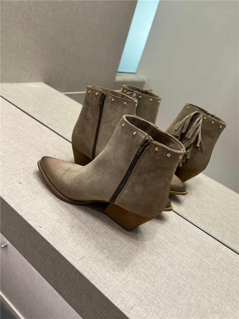 Stivaletti Texani Donna Taupe In Camoscio Con Borchie E Frange - Via Mondana cod. 033CAMOSCIO main:sha1=757fdc2f0d91cb55625811e7860ab1fdd2c55f9a