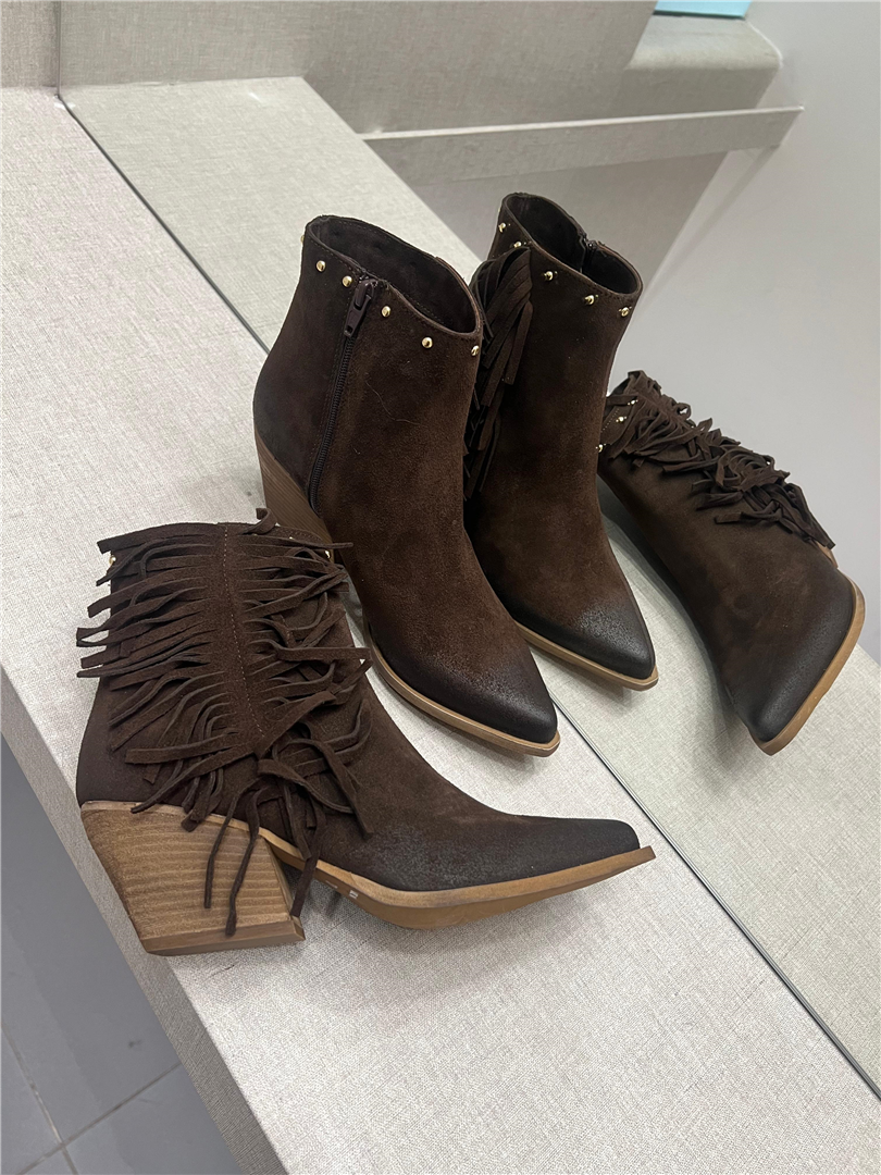Stivaletti Texani Donna Taupe In Camoscio Con Borchie E Frange - Via Mondana cod. 033CAMOSCIO main:sha1=fe990110482f756e8e76c753eb3c87cfc9879cb5