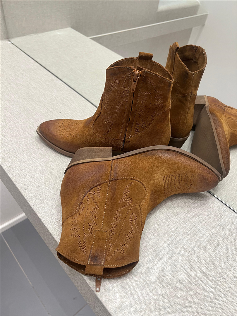 Stivaletti Texani Donna Cuoio In Camoscio Con Ricamo - Via Mondana cod. BEATRIZ main:sha1=ba4faeb34ecdd9c2e0b09814290d78480229ef14