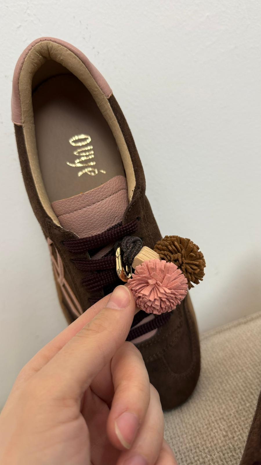 Sneakers Donna Ovyè In Camoscio Marrone Con Pon Pon Rosa - Ovye' cod. 26/FE4468CRO main:sha1=c4100c8bb42455f1a254e659d696a8937b71dcc6