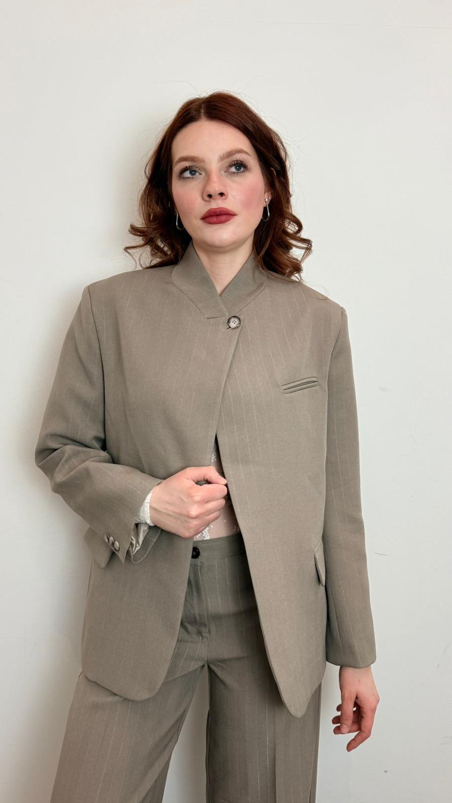 Blazer Gessato Donna Con Bottone Al Collo | Giacca Sartoriale Marrone - Vicolo cod. TAB0887 main:sha1=e2ae9077171ed5d896a87b2daee3c34bab46e8ac