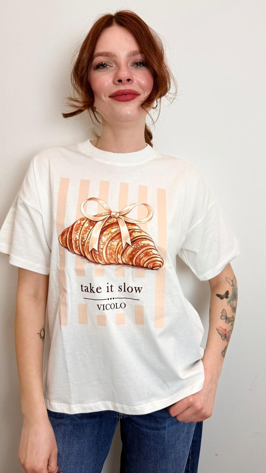 T Shirt Donna “take It Slow” Con Stampa Croissant – Maglia In Cotone Bianca Oversize - Vicolo cod. RAB0272 main:sha1=a7105a514a98c141707a493b9c71b1a275debd31