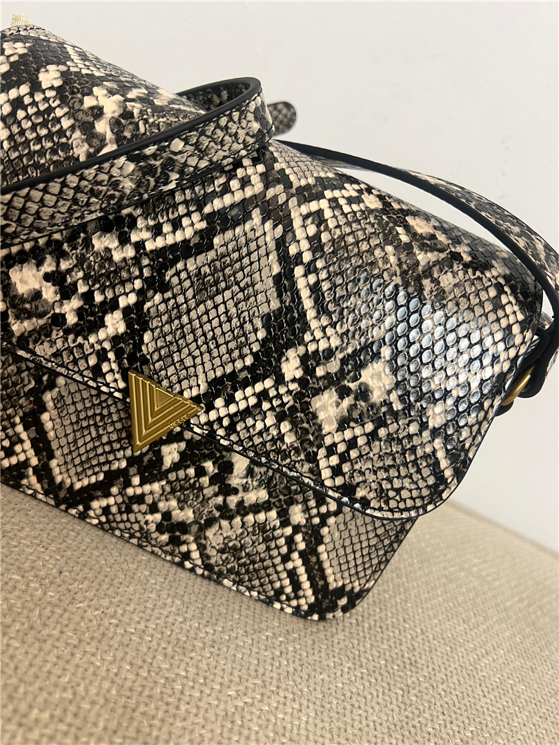 Borsa V Lock Bag Pitonata - Vicolo cod. XAB0029 main:sha1=5019811ccb78c4829d4fd313a70247c65dc8bc03