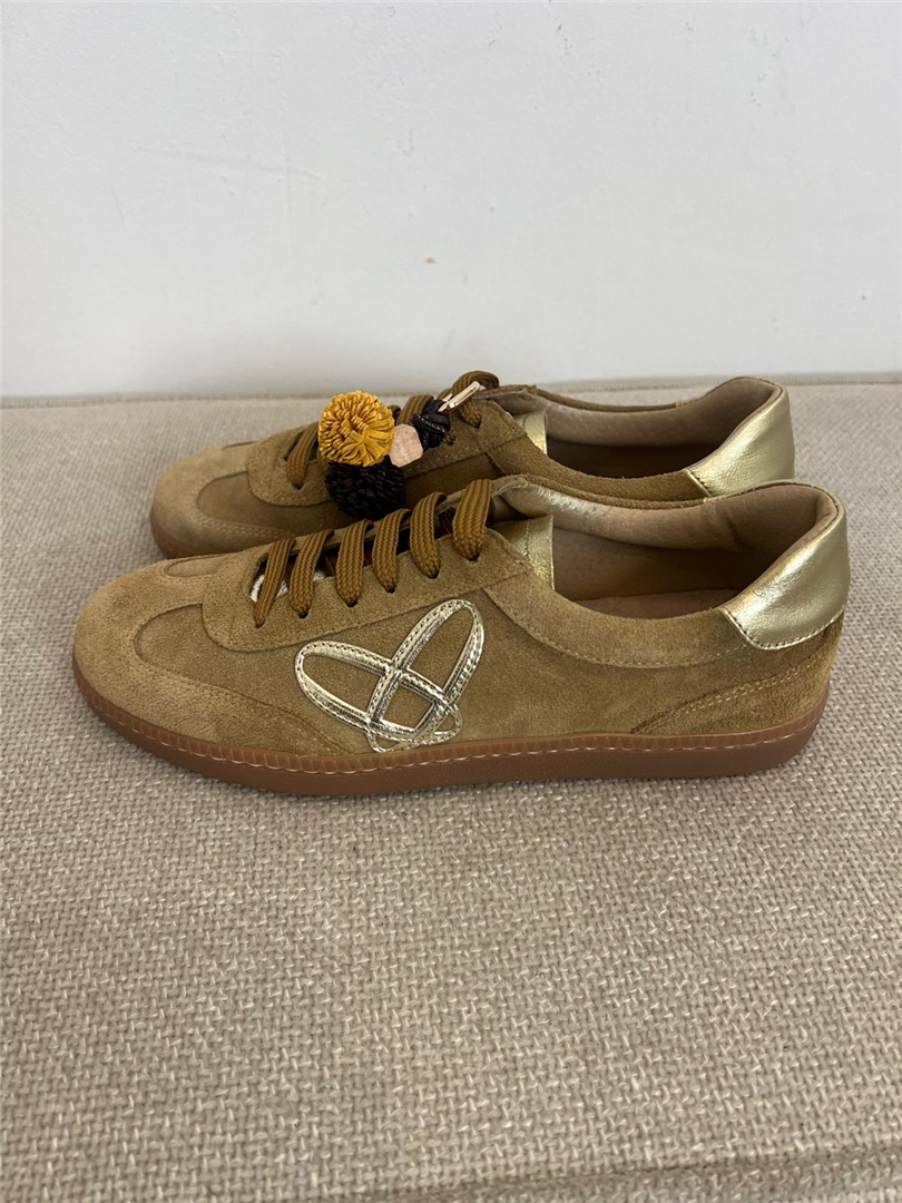 Sneackers In Camoscio Con Pon Pon - Ovye' cod. 26/FE4468CRO main:sha1=1f2845f4402b27bbeb2429f699f34fbd022a8e7e