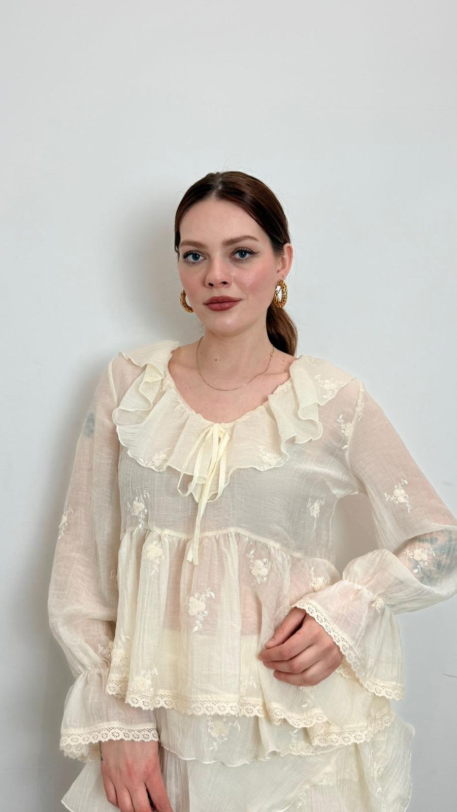 Blusa Con Rouches E Ricami - Vicolo cod. TAB1402 main:sha1=096ed9639ff57be80de263a1e0fb73fec54f7098