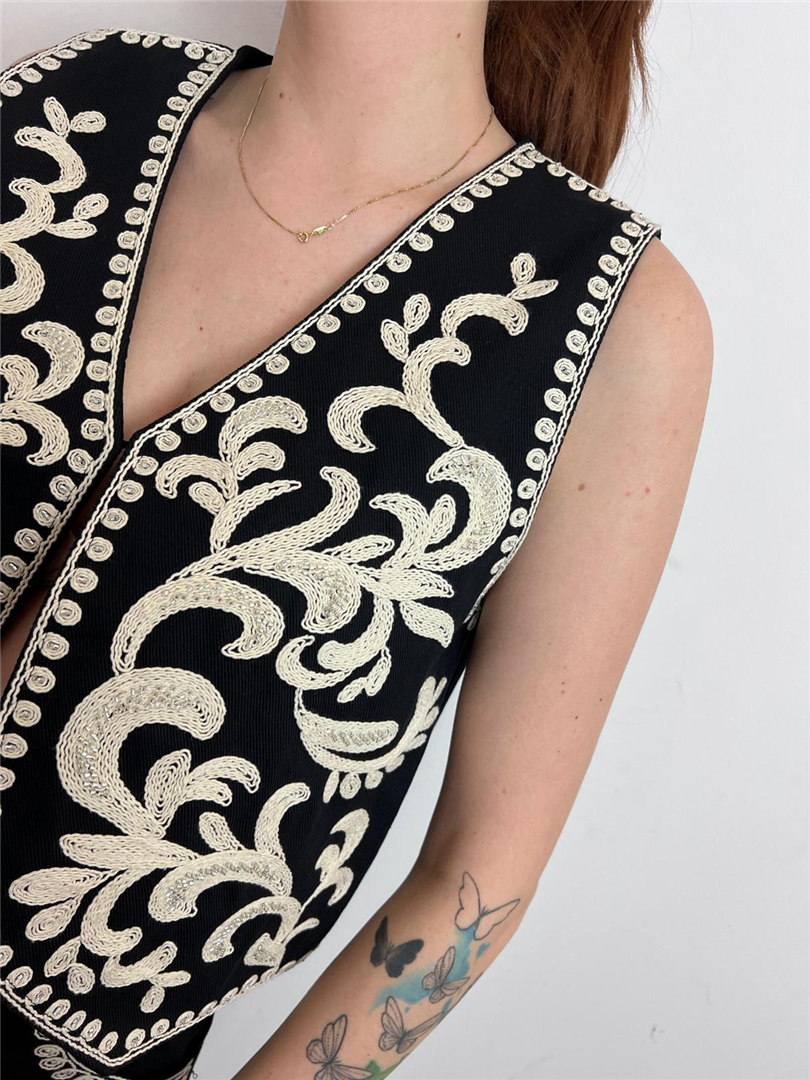 Gilet Con Ricamo Frontale E Microstrass - Philia Loft cod. D02N0028 main:sha1=ed79a74080fa7d18e39c4eec12a47c14efd3c565