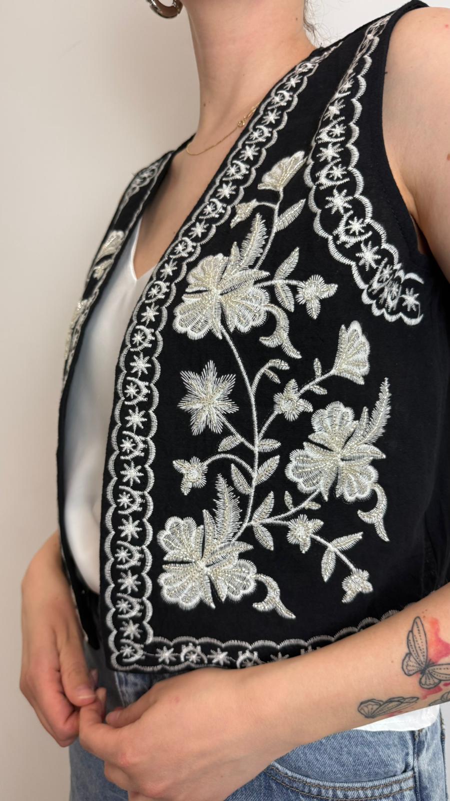 Gilet Fantasia Con Ricamo Perline - Philia Loft cod. D02N0933 main:sha1=11134ea80c458ede74badc4fd10ac7206939d905