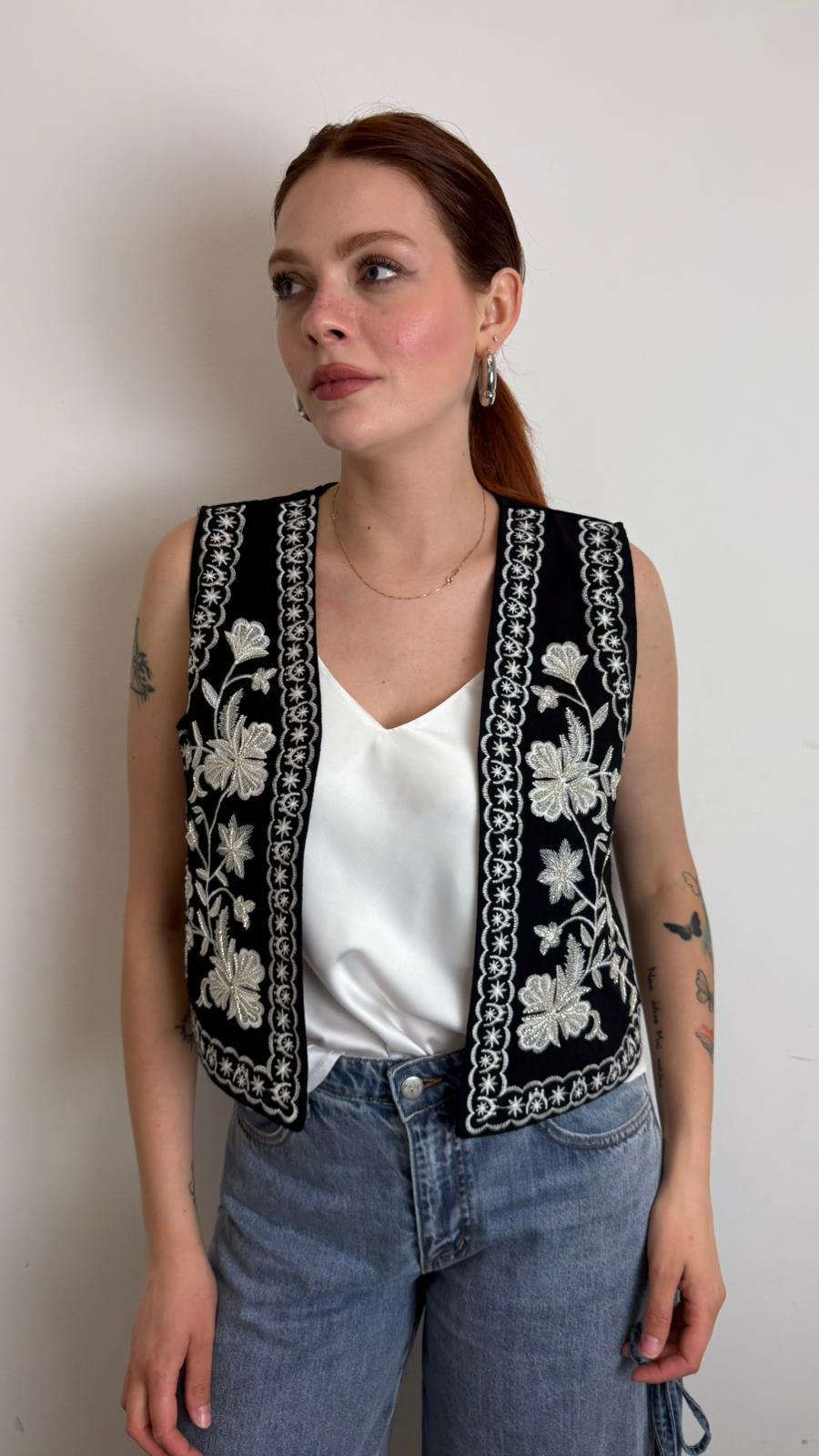 Gilet Fantasia Con Ricamo Perline - Philia Loft cod. D02N0933 main:sha1=c488cf038f01861500bad458f8aa2cea32bf7781
