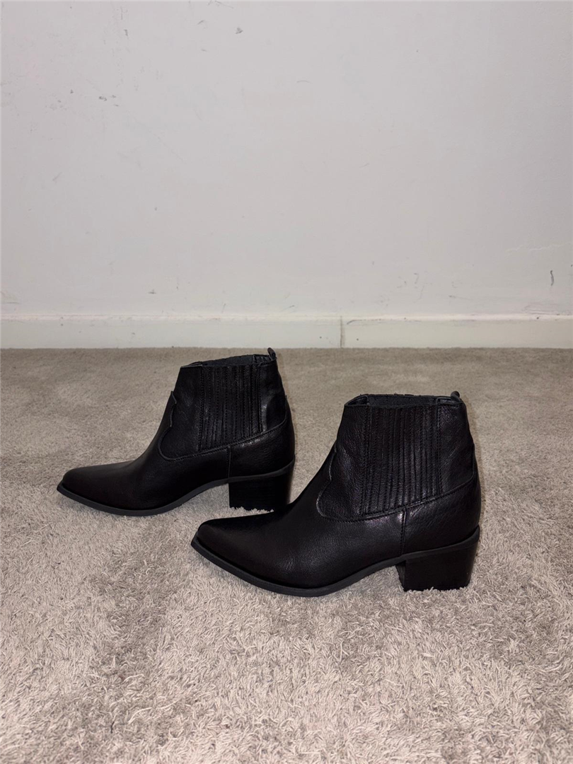 Stivaletto In Pello Dal Desig Texano Elastici Laterali Tacco Cm 5 - Via Mondana cod. CALI main:sha1=857c9342bffcce1e750e18017fa236b5bf938e89
