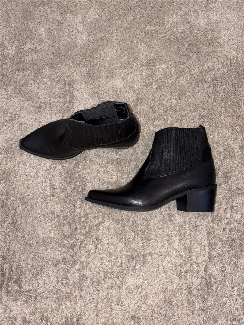 Stivaletto In Pello Dal Desig Texano Elastici Laterali Tacco Cm 5 - Via Mondana cod. CALI main:sha1=88cb397ae6f20a12ea3d24ebdb5e9f2e7dc3758a