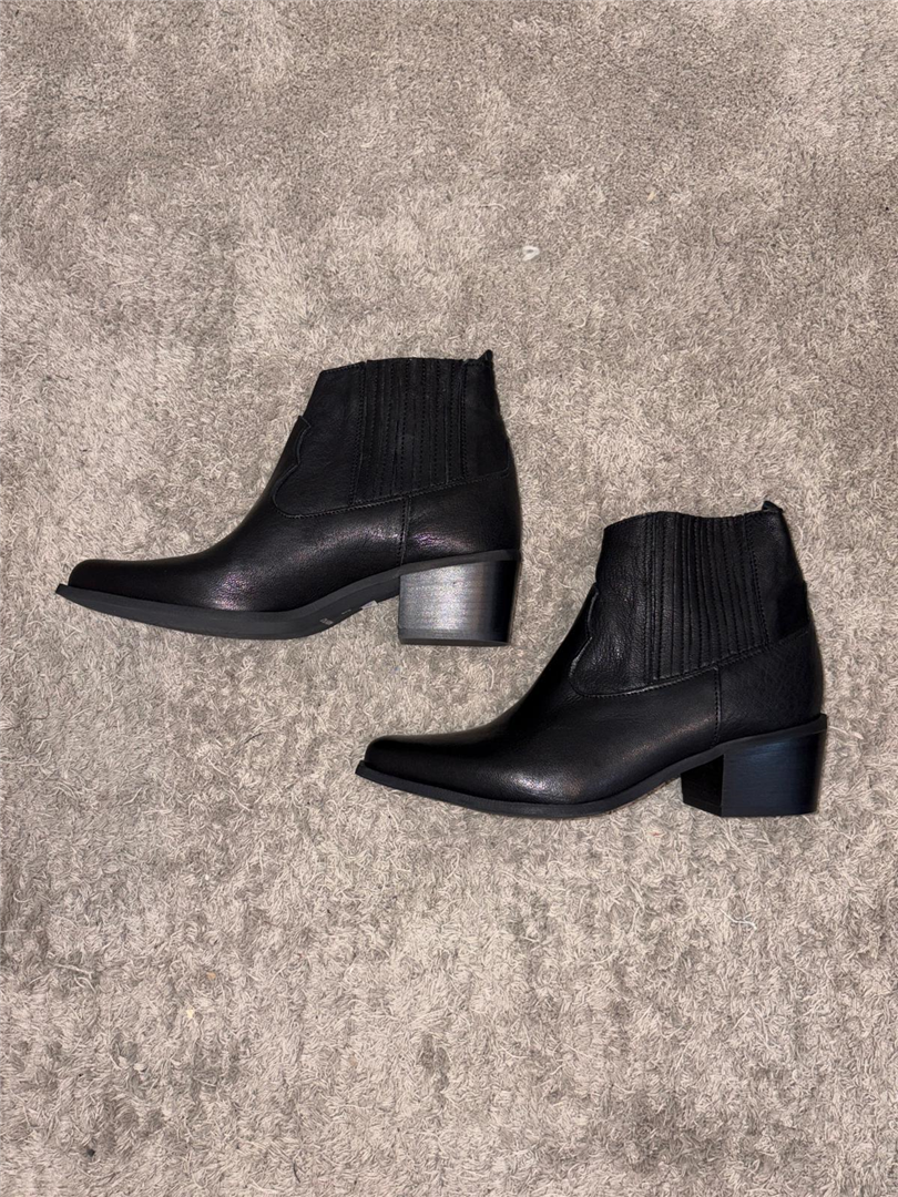 Stivaletto In Pello Dal Desig Texano Elastici Laterali Tacco Cm 5 - Via Mondana cod. CALI main:sha1=97dc39cd3fb7dc0a4cc3193d47760b4e527e6abd