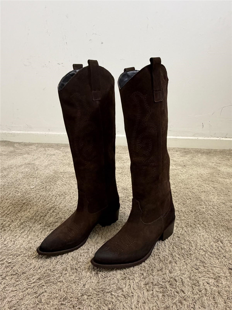Texano In Camoscio Gambale Alto Con Ricamo Tacco 5 - Via Mondana cod. NEW YORK main:sha1=b81502f36b50ec49d32a8f72ffa2759c776214da