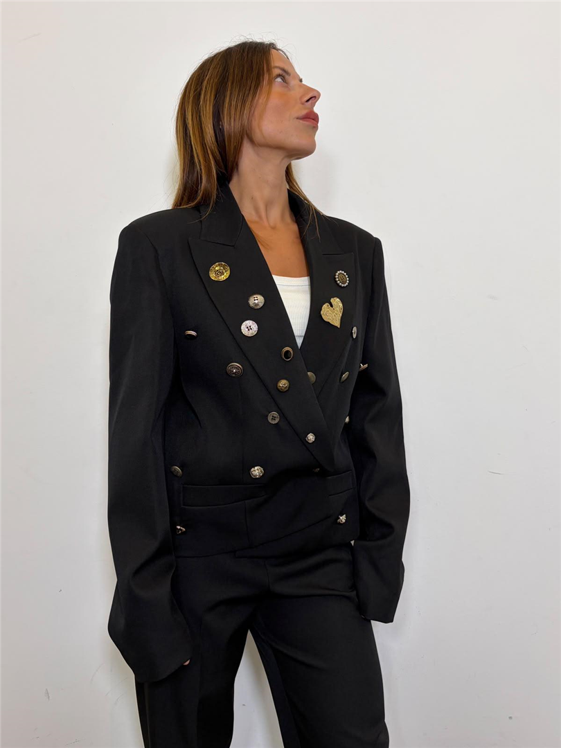 Blazer Croppedcon Applicazione Di Bottoni Decorativi - Philia Loft cod. M03N0059 main:sha1=45c736a811d6de4a8c7bd0f2df3268fbe1a21226