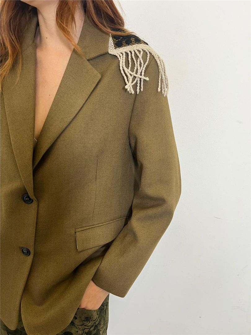 Blazer Sartoriale Con Frange Gioiello Sulle Spalle - Vicolo cod. RAC0350 main:sha1=28394912ac2f31cf7561c819921be40fa6797afa