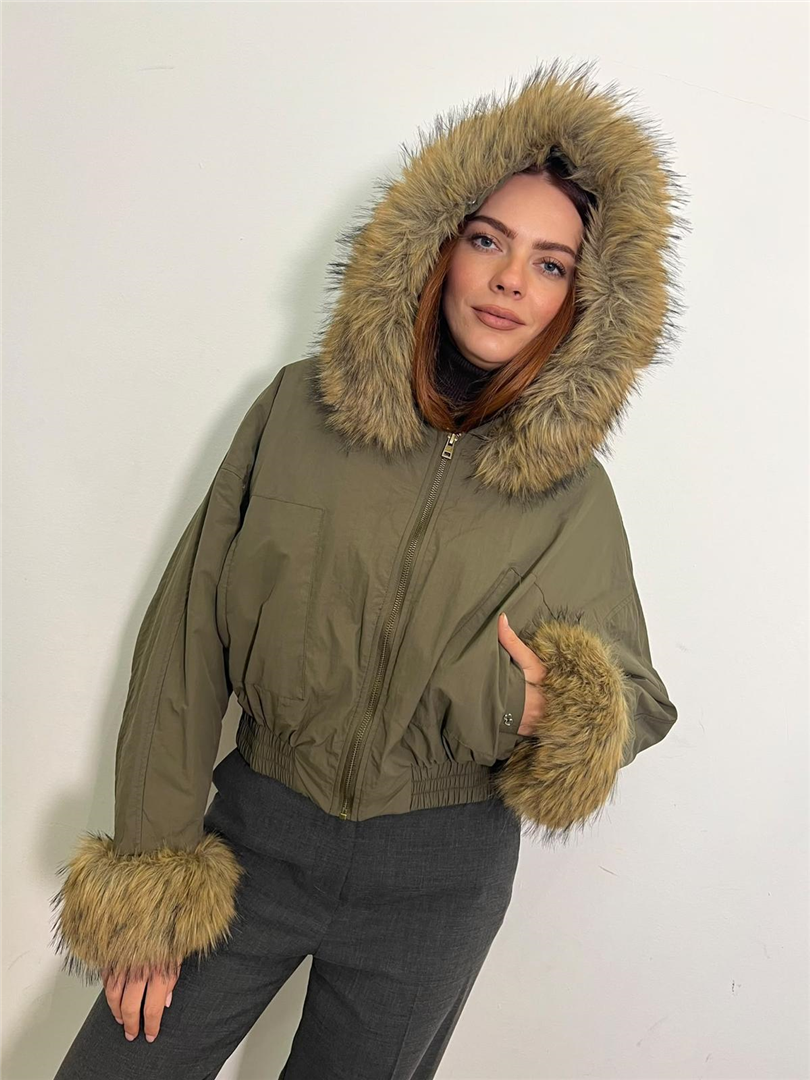 Parka Corta Con Cappuccio E Inserti In Ecopelliccia - Please cod. V8911CRY17 main:sha1=86329713373eaf939c493fcbd653fa7bd636df08