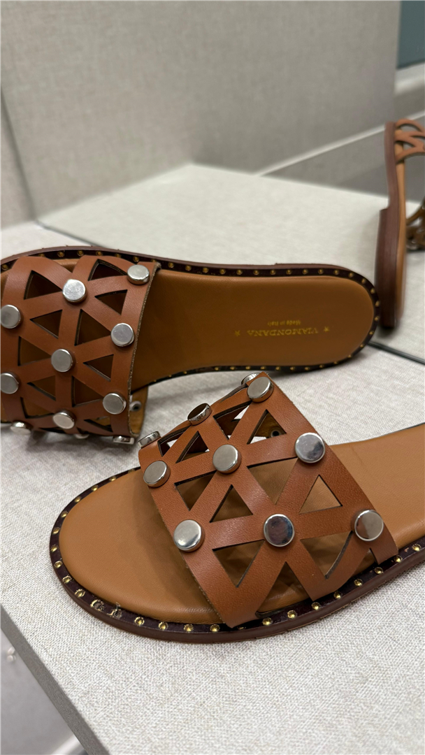 Sandalo Fascia Traforata Con Borchie - Via Mondana cod. JESSY  color:cuoio