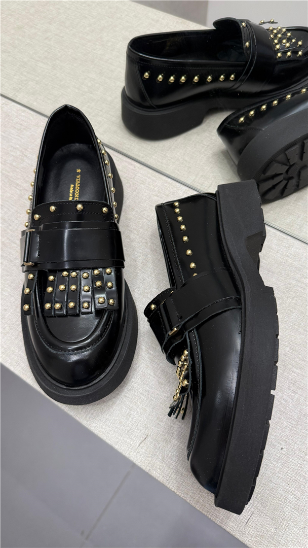 Mocassino In Pelle Abrasivato Con Frange E Borchie - Via Mondana cod. VMD15ABR  color:nero