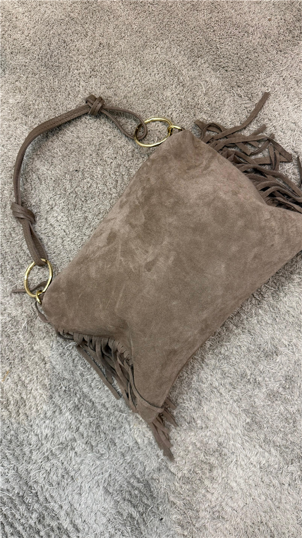 Borsa In Camoscio Con Frange Con Tracolla Lung. Cm 35 Alt Cm 27 - Divisione Chickster's cod. M3583  color:taupe scuro