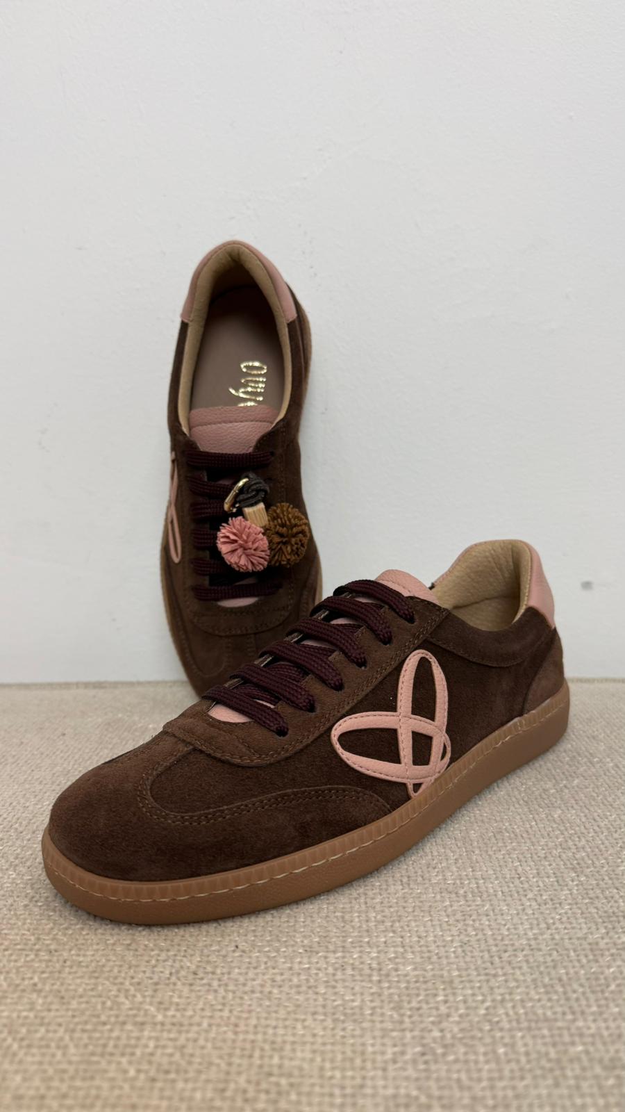 Sneakers Donna Ovyè In Camoscio Marrone Con Pon Pon Rosa - Ovye' cod. 26/FE4468CRO  color:testa di moro/rosa antico