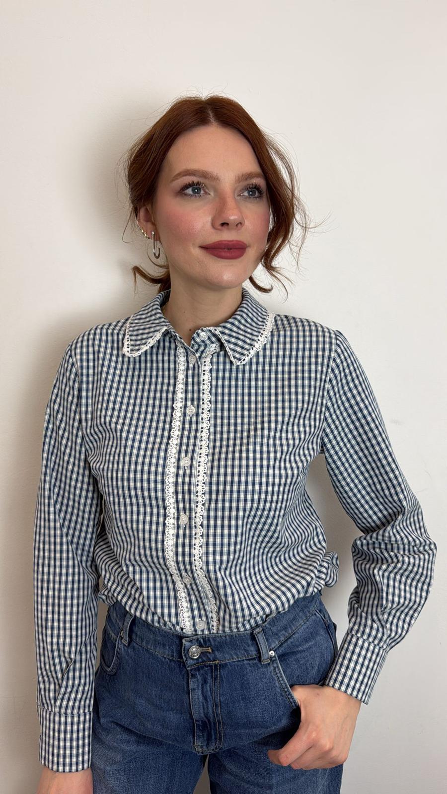Camicia Donna A Quadretti Blu Con Pizzo | Blusa Vichy Colletto Ricamato - Vicolo cod. TAB1056  color:panna/blu