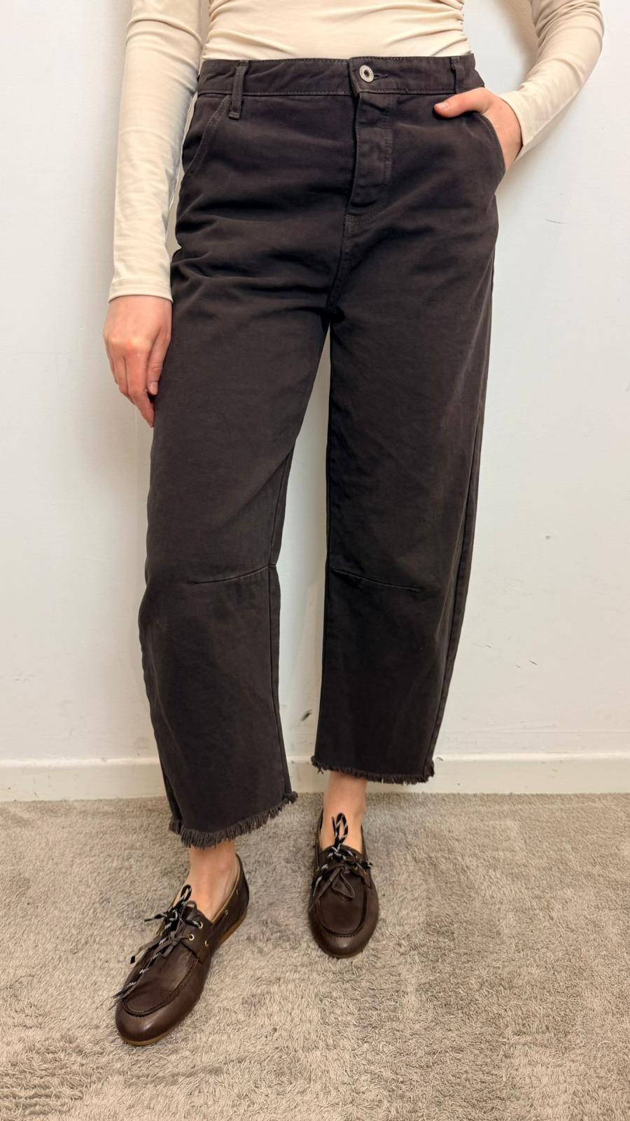 Jeans Baggy Donna Wide Leg Antracite Con Orlo Sfrangiato – Fit Morbido Vita Media - Please cod. P2SGDLNCCC  color:chocolate brown