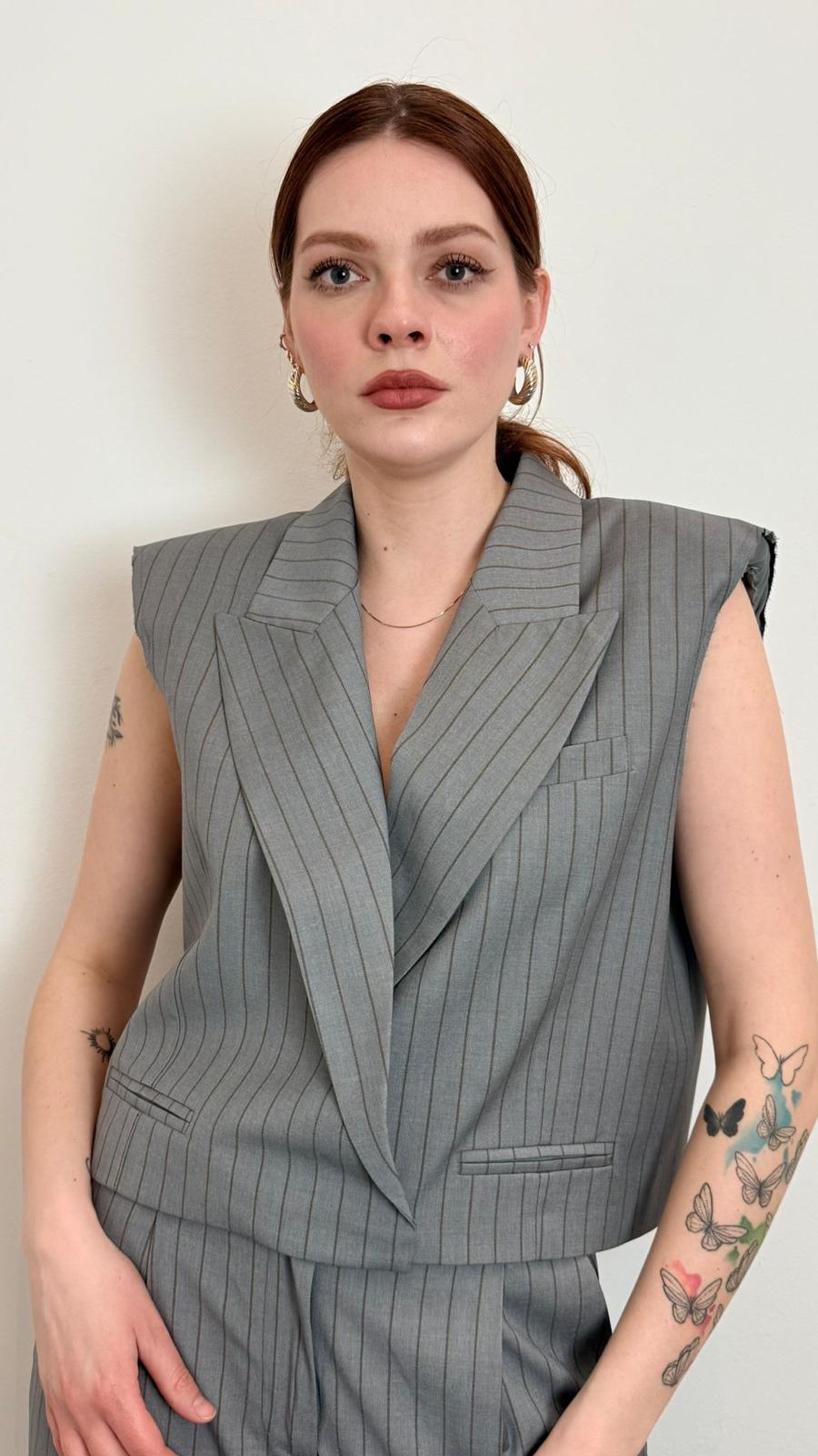 Gilet Over Crop Gessato Con Spallina - Vicolo cod. TAB1303  color:grigio