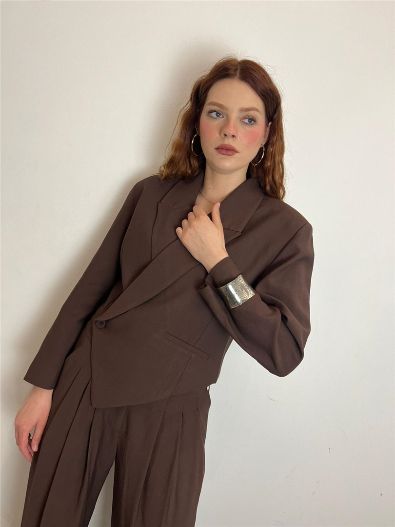 Blazer Crop Asimmetrico Dettaglio Bracciale - Souvenir cod. S39M1099  color:moro