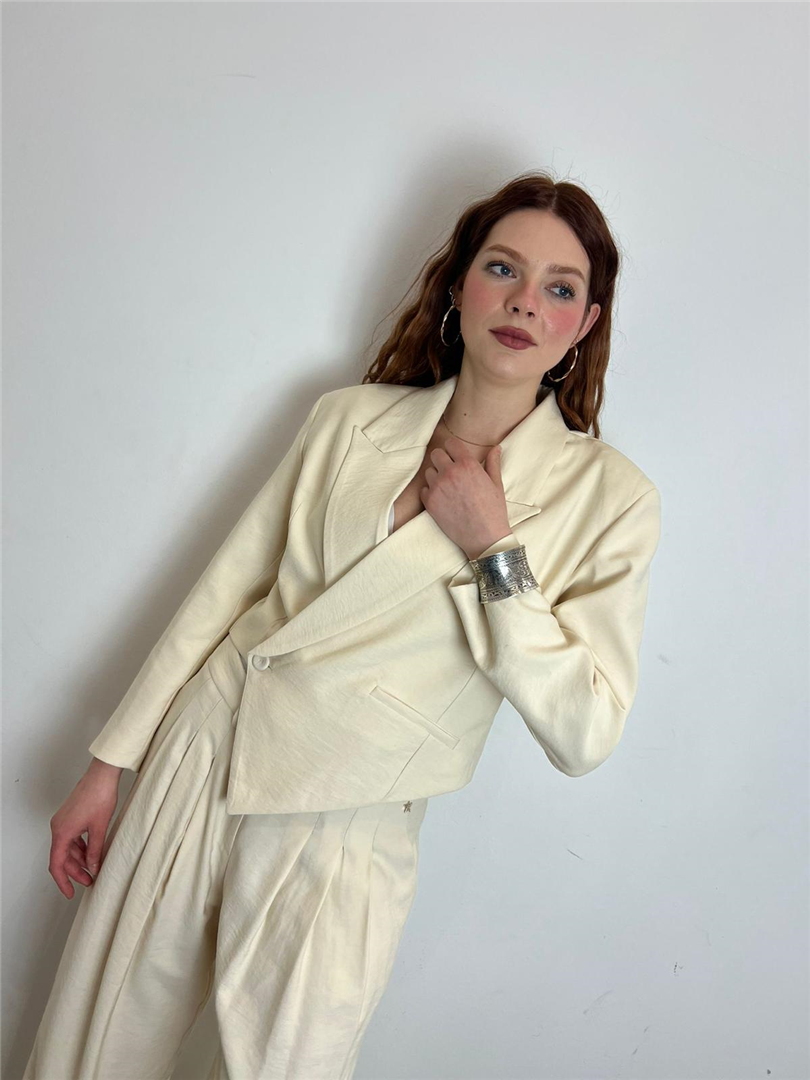 Blazer Crop Asimmetrico Dettaglio Bracciale - Souvenir cod. S39M1099  color:panna