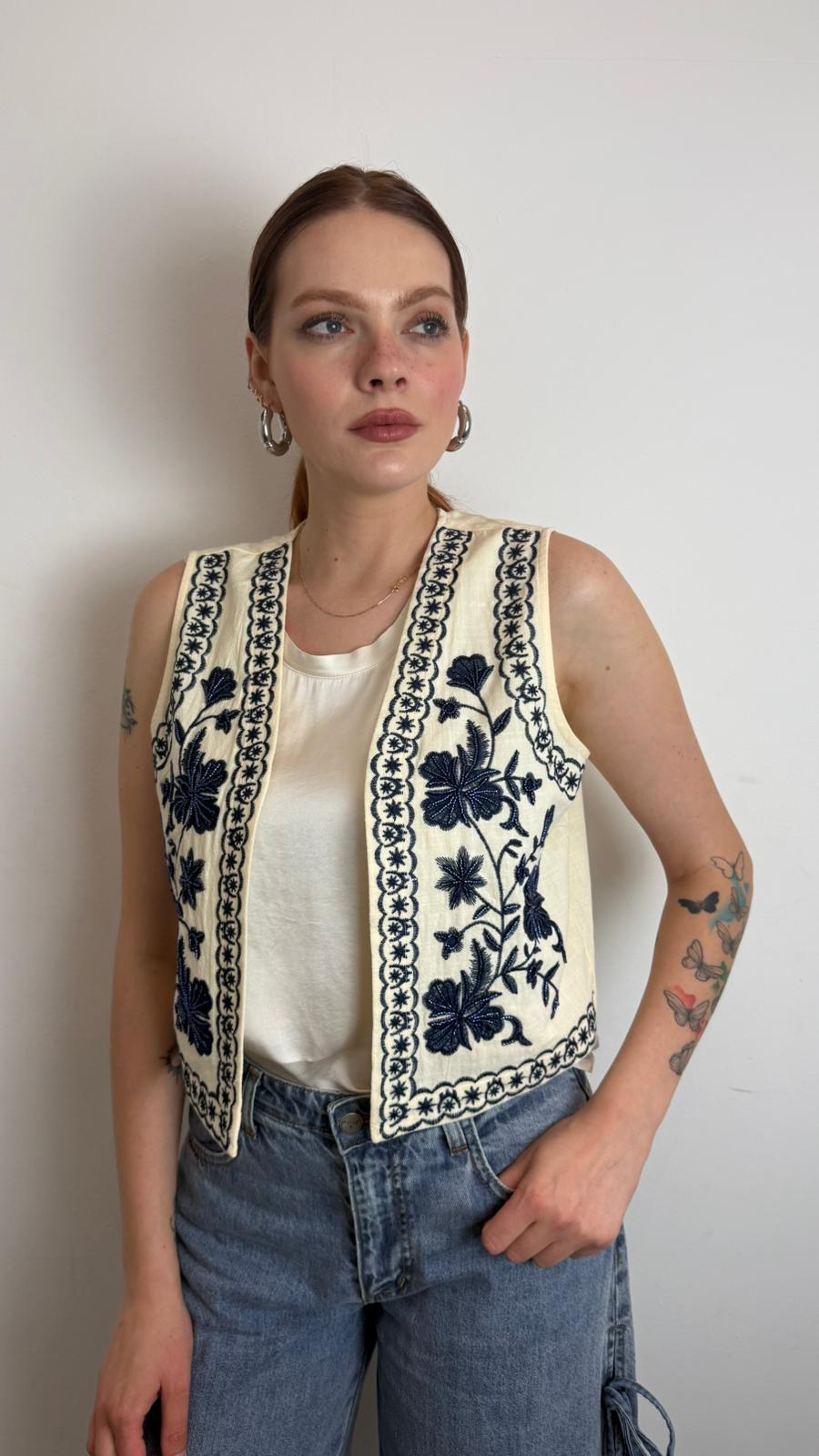 Gilet Fantasia Con Ricamo Perline - Philia Loft cod. D02N0933  color:bianco/blu